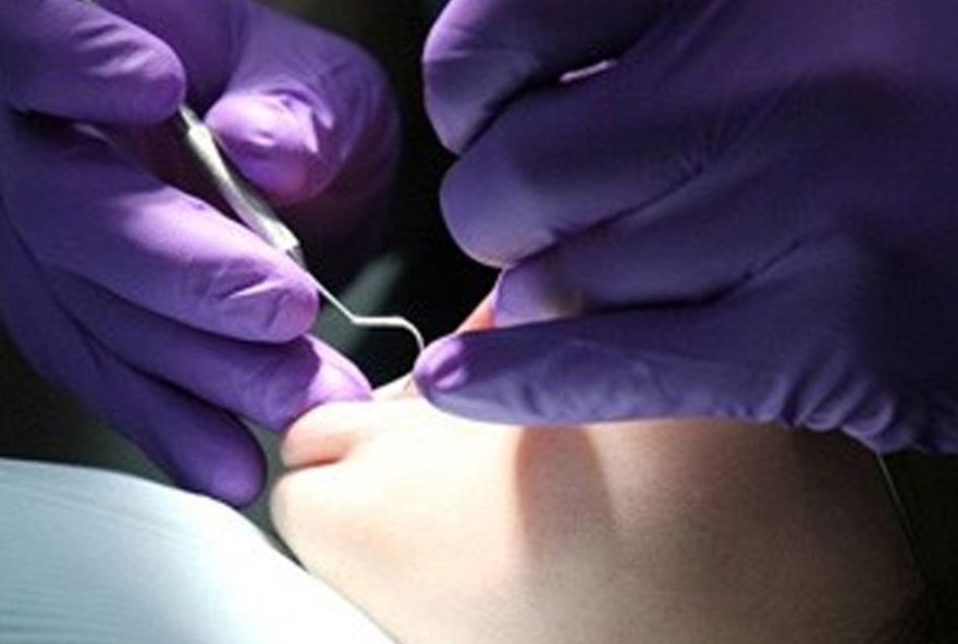 clinica-odontologica-e-condenada-por-extrair-dente-errado3A-justica-determina-indenizacao-por-danos-materiais-e-morais-no-df