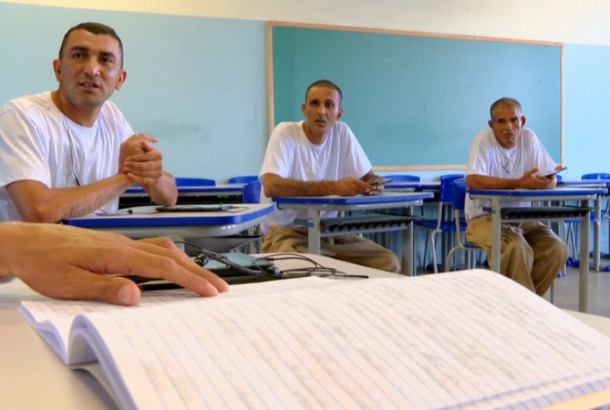clube-de-leitura3A-penitenciaria-de-araraquara-promove-alfabetizacao-atraves-de-audiolivros