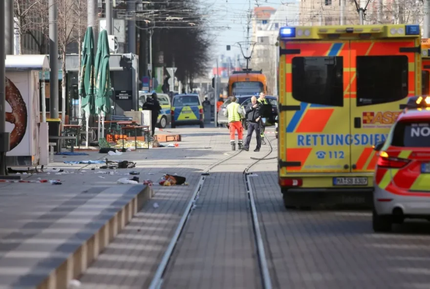 A polícia responde a um incidente na Paradeplatz, no centro de Mannheim, Alemanha, em 3 de março. • Dieter Leder/picture alliance/Getty Images via CNN Newsource