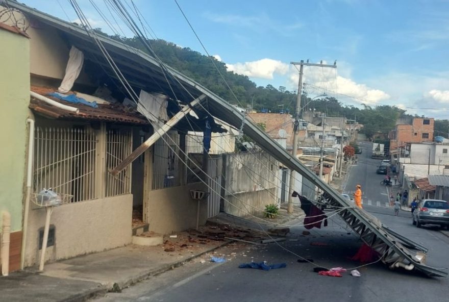 cobertura-metalica-desaba-em-residencia-de-itauna-e-atinge-rede-eletrica3A-medidas-de-seguranca-sao-adotadas