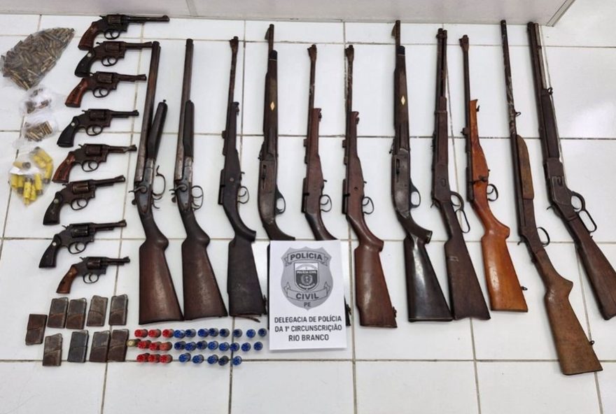 cofre-abandonado-com-armas-e-municoes-em-predio-no-recife3A-policia-investiga-origem-do-arsenal