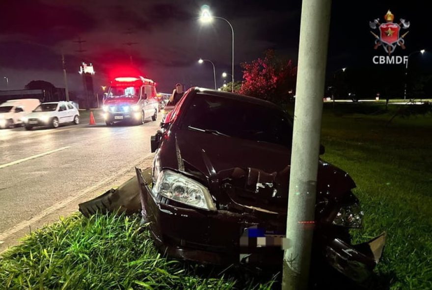 colisao-de-carro-contra-poste-perto-de-motel-deixa-dois-feridos-na-br-060