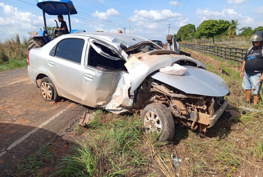 colisao-de-veiculo-com-poste-na-ma-0083A-condutor-tem-ferimentos-leves