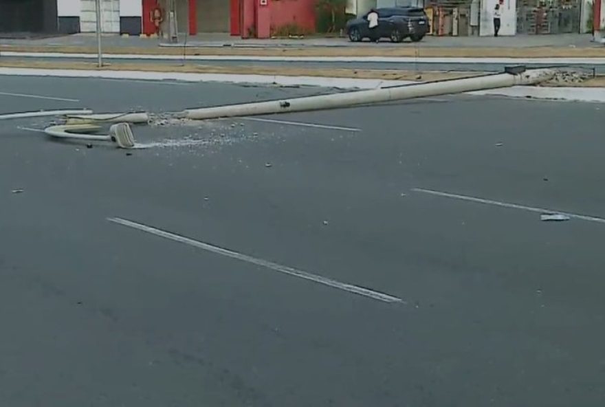 colisao-derruba-poste-na-avenida-colares-moreira2C-em-sao-luis3A-transito-interrompido-e-acao-de-remocao-em-curso