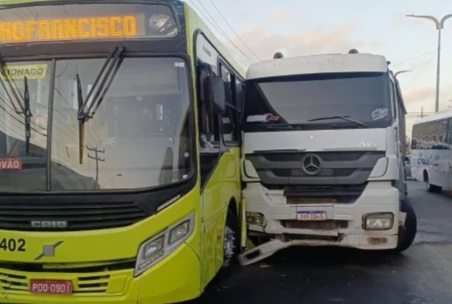 colisao-entre-carreta-e-onibus-gera-estilhacos-de-vidro-em-sao-luis3A-danos-materiais-e-nenhuma-vitima-registrada
