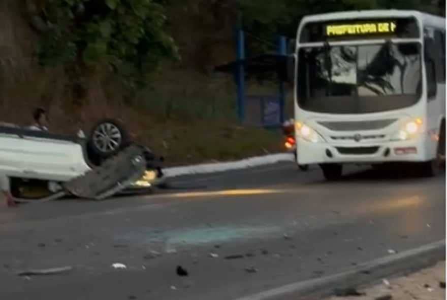 colisao-entre-carro-e-caminhao-deixa-dois-feridos-na-br-3162C-em-satuba colisao-entre-carro-e-caminhao-deixa-dois-feridos-na-br-3162C-em-satuba
