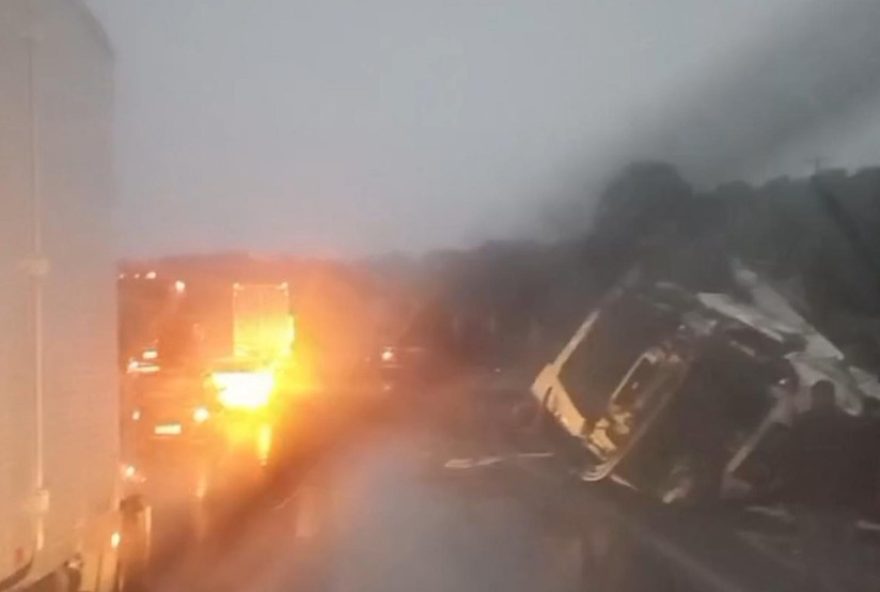 colisao-entre-carro-e-caminhoes-bloqueia-parcialmente-a-br-376-no-parana
