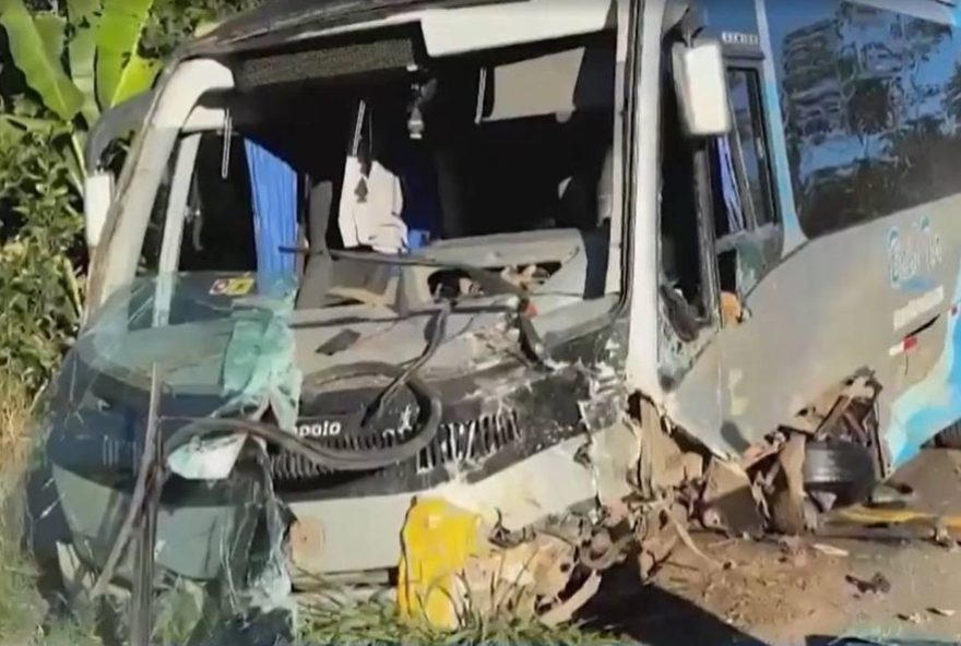 colisao-entre-carro-e-micro-onibus-deixa-quatro-mortos-na-bahia