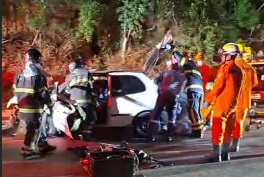 colisao-entre-carros-na-br-316-deixa-feridos-em-satuba2C-com-um-preso-as-ferragens colisao-entre-carros-na-br-316-deixa-feridos-em-satuba2C-com-um-preso-as-ferragens