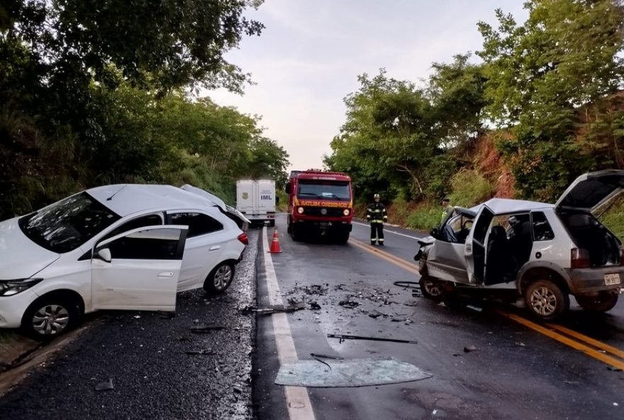 colisao-entre-dois-carros-deixa-quatro-mortos-e-um-ferido-na-go-0603A-tragedia-e-precaucao-nas-estradas