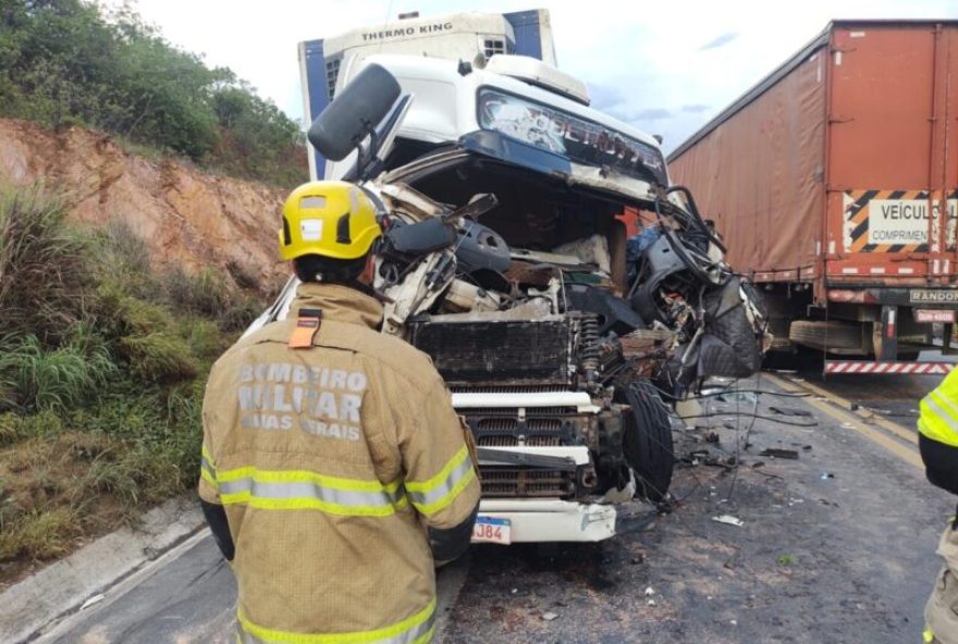 colisao-entre-duas-carretas-e-um-caminhao-na-br-2512C-em-francisco-sa colisao-entre-duas-carretas-e-um-caminhao-na-br-2512C-em-francisco-sa