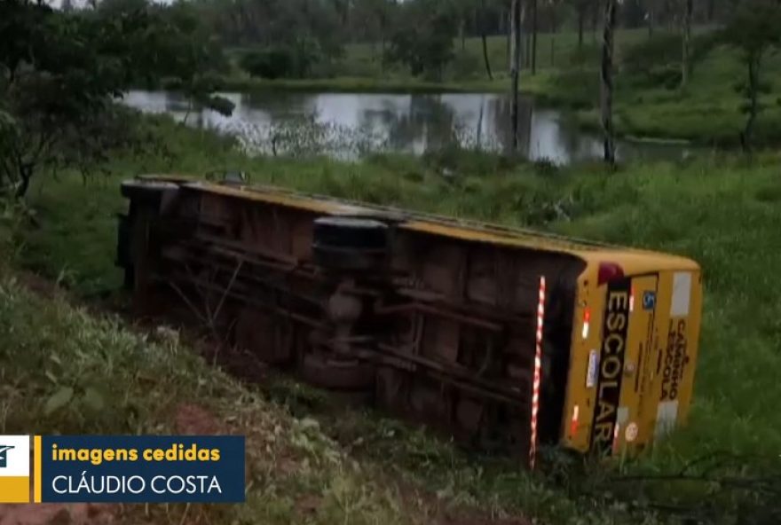 colisao-entre-motocicleta-e-onibus-escolar-deixa-dois-jovens-mortos-em-bacabal2C-ma