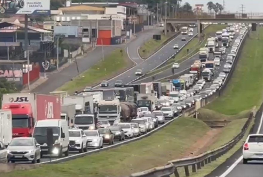colisao-entre-motos-gera-congestionamento-na-rodovia-anhanguera2C-em-campinas colisao-entre-motos-gera-congestionamento-na-rodovia-anhanguera2C-em-campinas