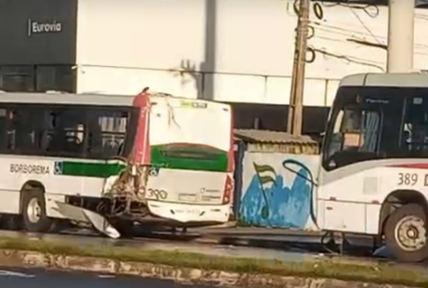 colisao-entre-onibus-da-mesma-linha-deixa-feridos-em-olinda