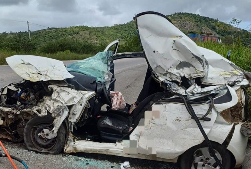 colisao-entre-onibus-e-carro-deixa-um-morto-em-caruaru3A-imagens-chocantes-mostram-o-acidente