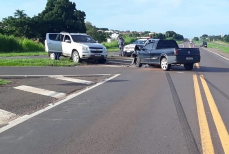 colisao-entre-picape-e-caminhonete-deixa-dois-feridos-em-trevo-da-sp-5632C-em-tupi-paulista