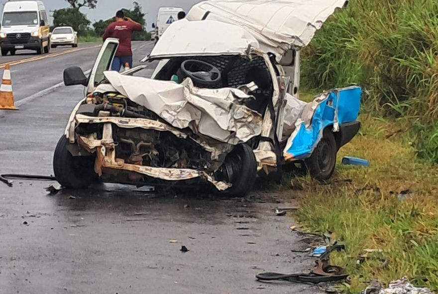 colisao-entre-veiculo-e-caminhao-deixa-utilitario-destruido-em-rancharia3A-bombeiros-resgatam-vitima-presa-nas-ferragens