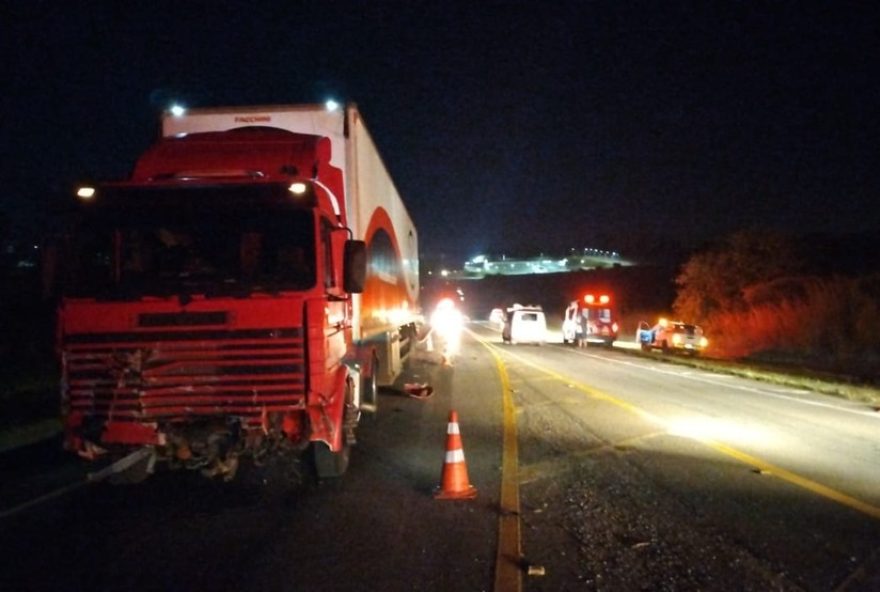colisao-fatal-entre-carro-e-caminhao-em-vargem-grade-do-sul3A-motorista-e-crianca-morrem