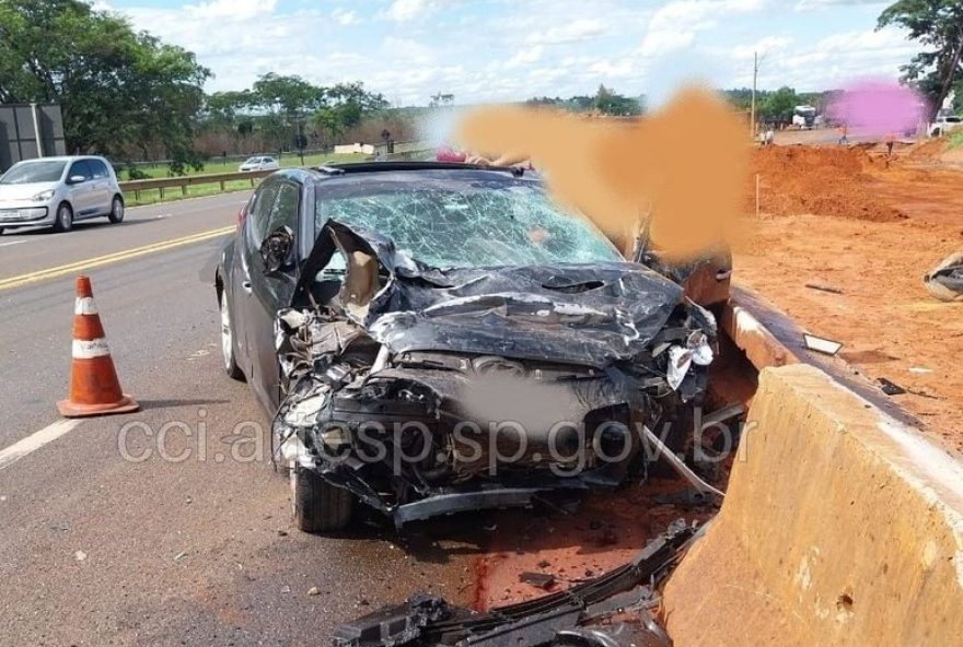 colisao-fatal-entre-dois-carros-na-sp-255-em-rincao3A-uma-vitima-morta-e-outra-ferida