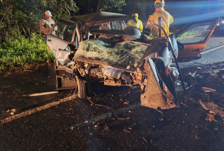 colisao-frontal-em-sc3A-motorista-morre-e-carro-e-totalmente-destruido