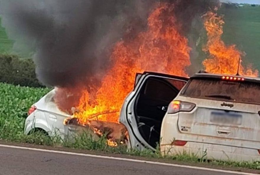 colisao-na-sp-249-em-taquarituba3A-carros-pegam-fogo-e-tres-pessoas-ficam-feridas colisao-na-sp-249-em-taquarituba3A-carros-pegam-fogo-e-tres-pessoas-ficam-feridas