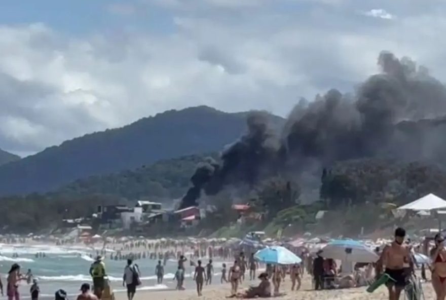 coluna-de-fumaca-impressiona-banhistas-em-incendio-proximo-a-praia-do-campeche-em-florianopolis coluna-de-fumaca-impressiona-banhistas-em-incendio-proximo-a-praia-do-campeche-em-florianopolis