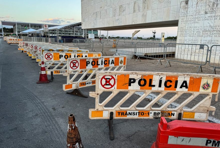 com-julgamento-de-bolsonaro2C-seguranca-na-praca-dos-3-poderes-e-reforcada-com-drones-e-caes-farejadores