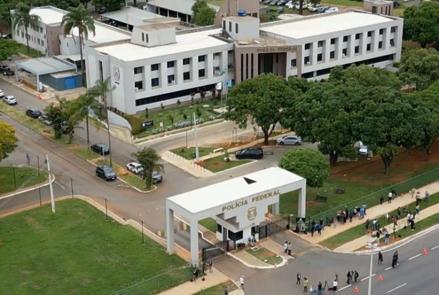 comboio-da-policia-federal-deixa-casa-de-bolsonaro-apos-cumprimento-de-mandado-de-prisao