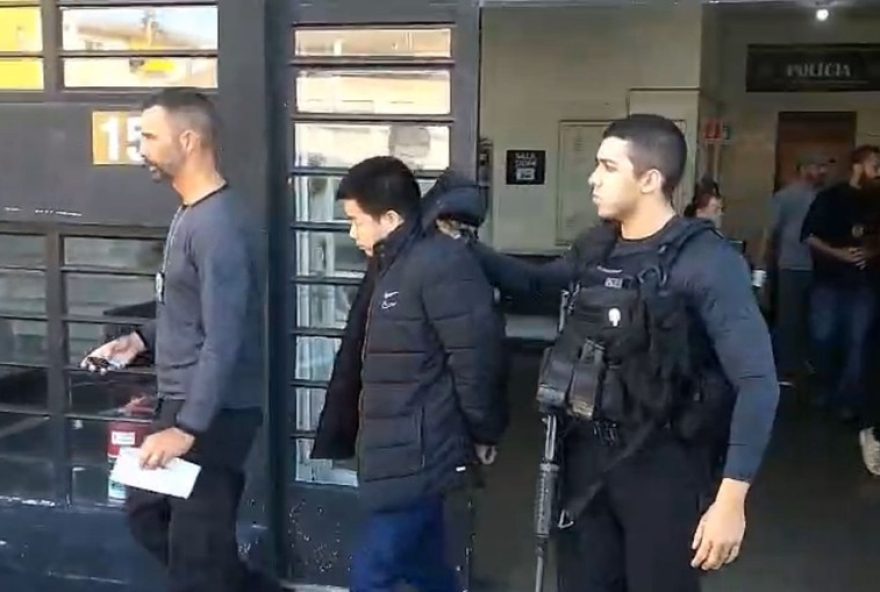 comerciante-preso-por-feminicidio-deixando-delegacia-em-sp3A-suspeito-de-voltar-ao-rio