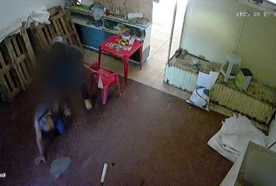 comerciante-tem-r24-30-mil-roubados-em-assalto-a-mercado-na-bahia3B-video-mostra-rendicao-da-vitima