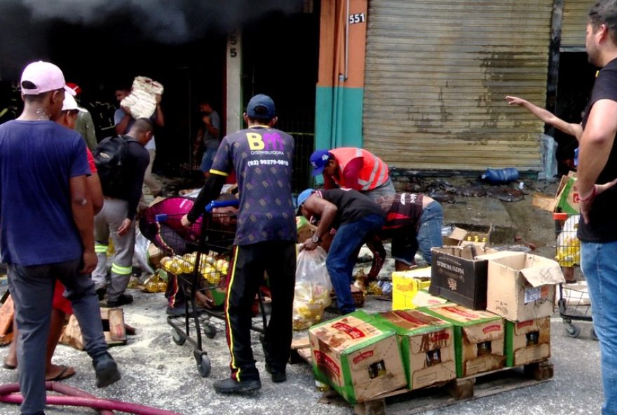 comerciantes-em-manaus-salvam-mercadorias-de-incendio-no-fuxico3A-temos-que-tocar-a-vida