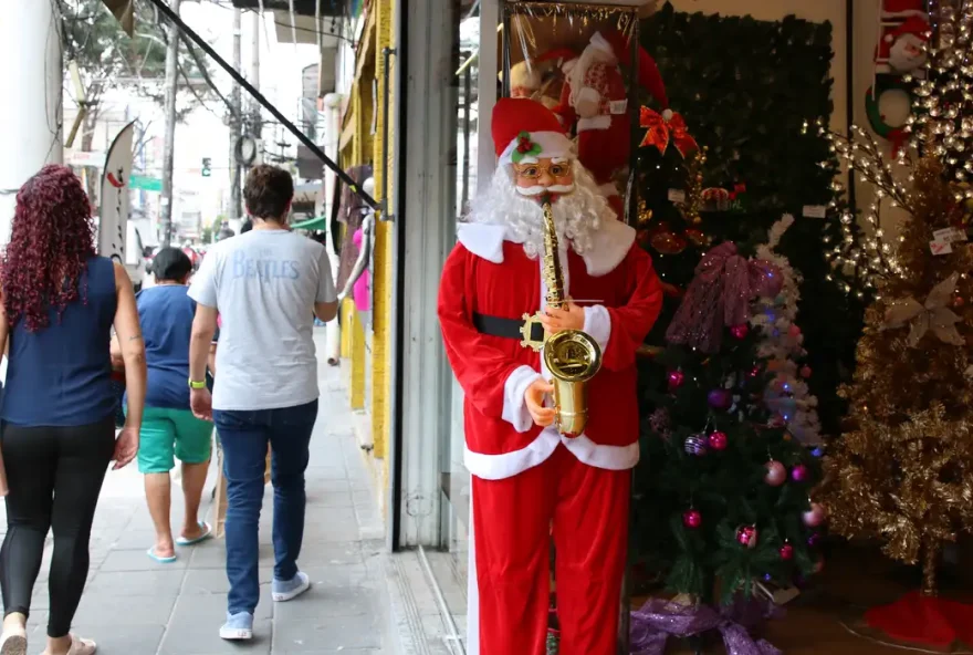 comercio_decoracao_de_natal_rvrsa_abr_2511213978