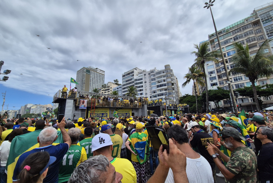 comicio-a-favor-de-bolsonaro-reune-400-mil-pessoas-em-copacabana3A-disputa-de-numeros-entre-pm-e-usp-gera-controversia