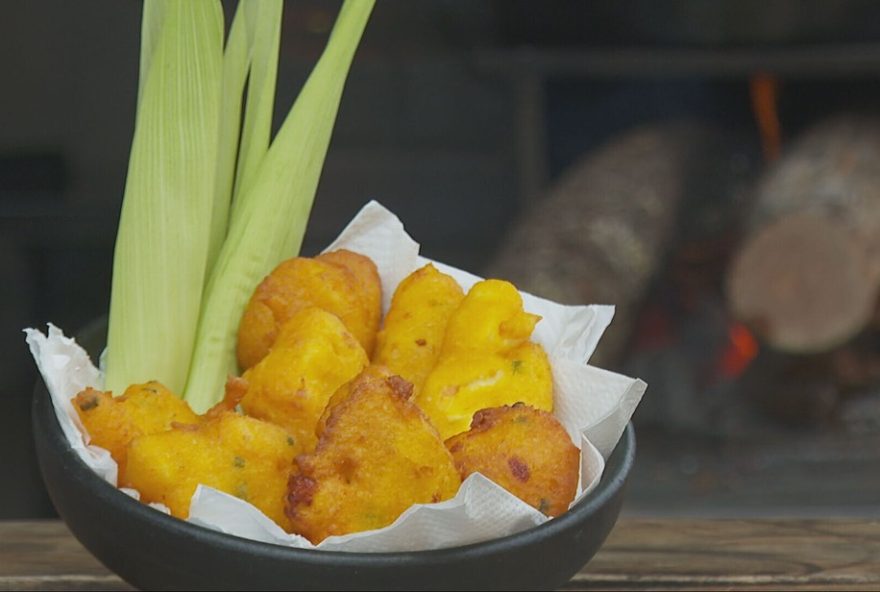 como-fazer-bolinho-frito-de-milho-recheado-com-queijo3A-receita-da-vovo-maria