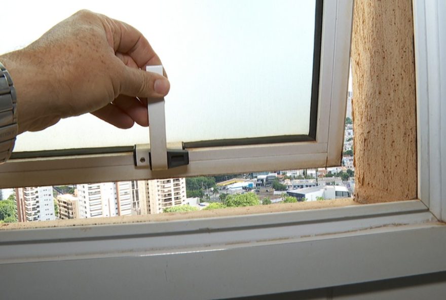 como-garantir-a-seguranca-de-janelas-em-apartamentos3A-dicas-para-prevenir-quedas-de-criancas