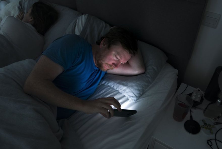 como-o-tempo-de-tela-antes-de-dormir-prejudica-o-sono3A-entenda-os-impactos-e-saiba-como-se-proteger
