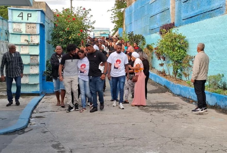 comocao-e-homenagens-marcam-despedida-a-maquiadora-veronica-da-silva-barreto-no-cemiterio-sao-miguel