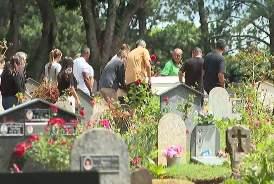 comocao-marca-despedida-das-vitimas-do-acidente-de-lancha-entre-sp-e-mg comocao-marca-despedida-das-vitimas-do-acidente-de-lancha-entre-sp-e-mg