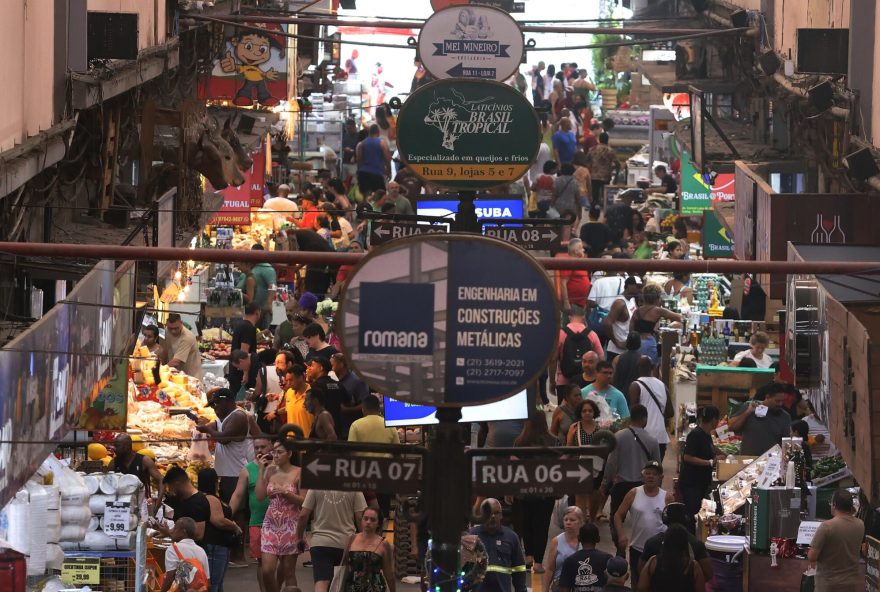 compras-de-ultima-hora-para-o-natal-movimentam-o-comercio2C-mas-consumidores-permanecem-cautelosos compras-de-ultima-hora-para-o-natal-movimentam-o-comercio2C-mas-consumidores-permanecem-cautelosos