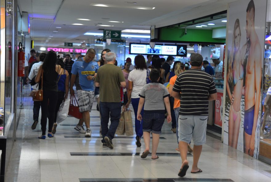 Movimentação em torno da Black Friday já começou. As vitrines de lojas já estão estampadas com descontos em preços diferenciados de produtos e serviços. (Valter Campanato/Agência Brasil)