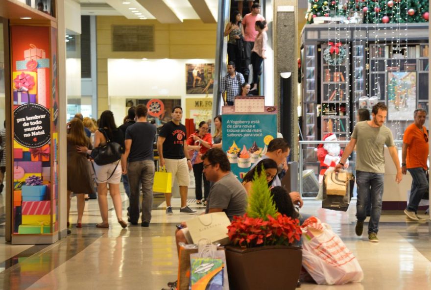 Segundo uma pesquisa nacional, m terço dos entrevistados acredita que desembolsará entre R$ 1 mil e R$ 3 mil na edição deste ano. (Foto: Valter Campanato/Agênci Brasil)