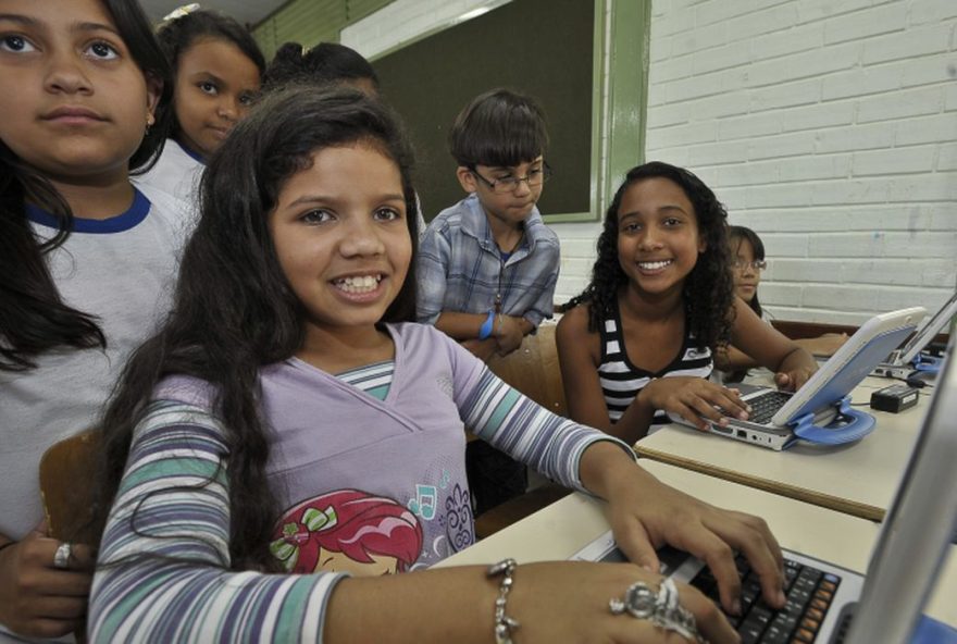 Programa no estilo “bolsa internet” seria voltado para famílias inscritas no CadÚnico. (Foto: Marcello Casal Jr. Agência Brasil)