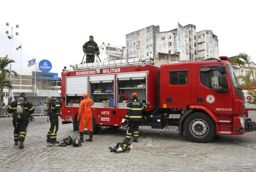 MASSA / SALVADOR / PORTAL MASSA / SALVADOR / PORTAL
Incêndio na estação da Coelba que fica no subsolo da praça Tomé de Souza
Na foto:  Bombeiros em frente ao prédio da prefeitura de Salvador
Foto: Olga Leiria / Ag. A TARDE 
Data: 06/11/2023