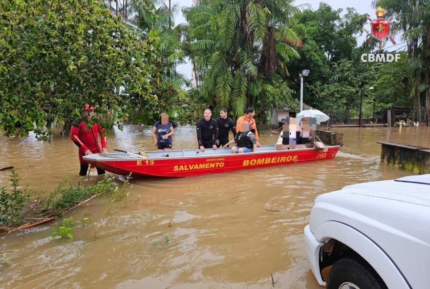 condominio-alagado-no-df3A-bombeiros-resgatam-moradores-por-barco