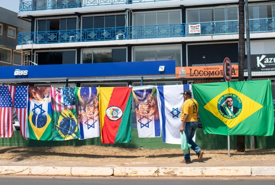 condominio-de-bolsonaro3A-ambulantes-sao-retirados-por-pm-ao-venderem-bandeiras-dos-eua