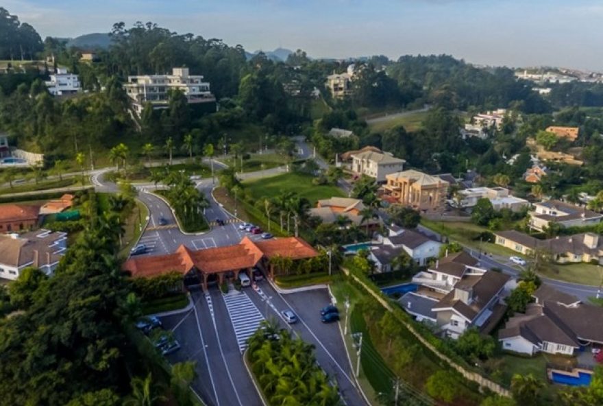 condominio-de-luxo-em-barueri-recebe-30-vezes-mais-recapeamento-do-que-bairros-pobres2C-revela-relatorio