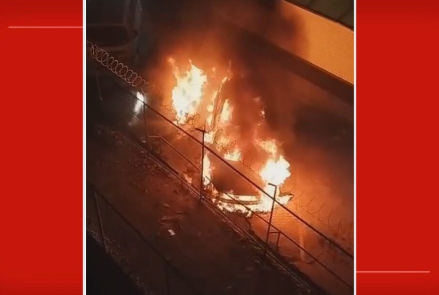 condominio-em-taguatinga-e-invadido-e-carros-sao-incendiados-por-suspeitos-foragidos.-policia-civil-investiga-caso.-moradoras-nao-responsabilizam-condominio