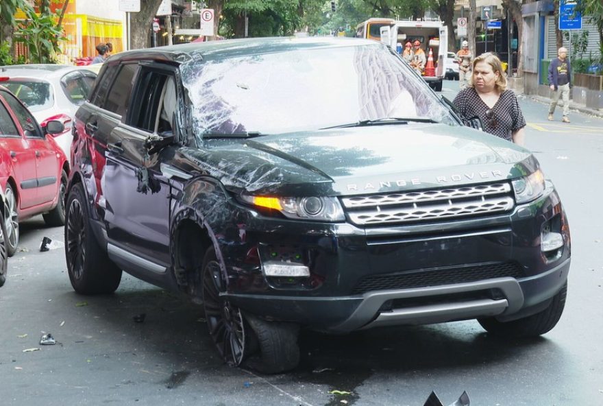 condutor-embriagado-provoca-acidente-em-copacabana3A-land-rover-capota-e-atinge-motocicletas-e-carros-na-avenida-prado-junior