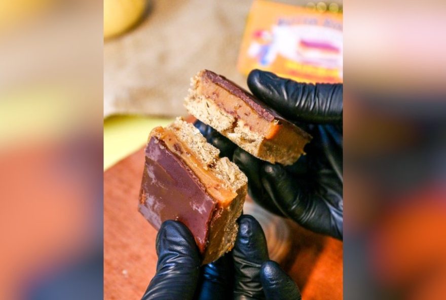 confeiteira-cria-doces-inspirados-em-series-e-filmes3A-cookies-de-friends2C-torta-do-pica-pau-e-mais-na-11a-feira-do-doce