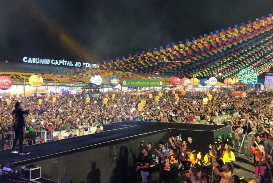 confira-a-programacao-completa-do-sao-joao-de-caruaru-de-2025-neste-domingo3A-shows-de-mastruz-com-leite-e-limao-com-mel-no-patio-do-forro